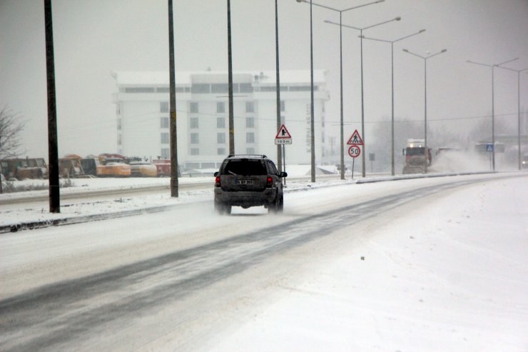 D-100 Karayolu'nun Bolu Dağı kesiminde etkili olan kar yağışı ulaşımı yavaşlattı