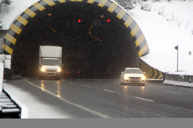 D-100 Karayolu'nun Bolu Dağı kesiminde etkili olan kar yağışı ulaşımı yavaşlattı