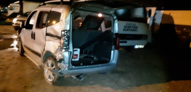 Mardin'in Midyat ilçesinde meydana gelen trafik kazasında 4 kişi yaralandı