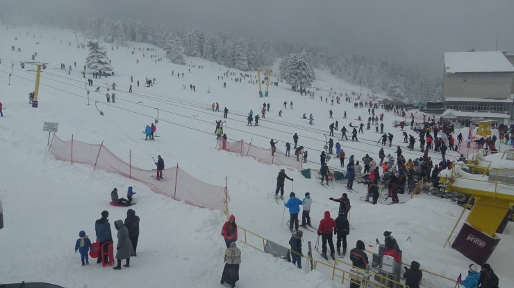 TÜRKİYE'nin önemli kış turizm merkezlerinden Uludağ'da hafta sonu yoğunluğu yaşanıyor