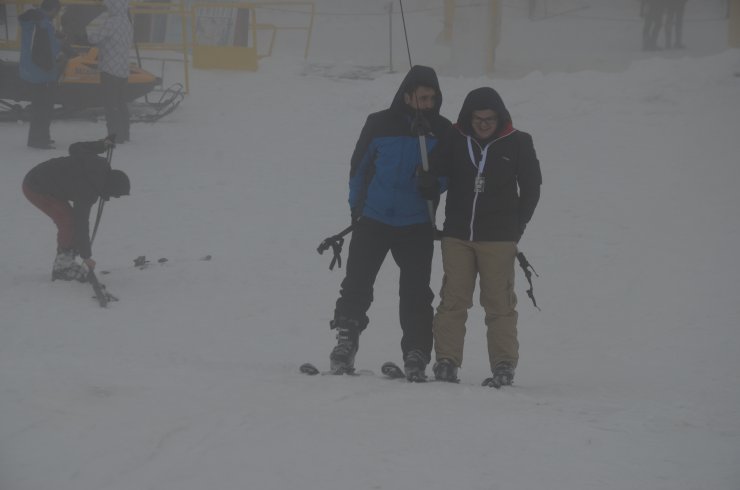 TÜRKİYE'nin önemli kış turizm merkezlerinden Uludağ'da hafta sonu yoğunluğu yaşanıyor