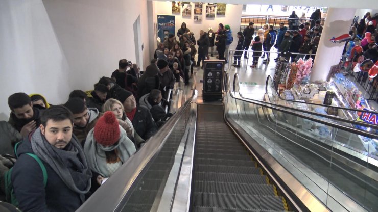 TÜRKİYE'nin önemli kış turizm merkezlerinden Uludağ'da hafta sonu yoğunluğu yaşanıyor