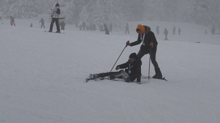 TÜRKİYE'nin önemli kış turizm merkezlerinden Uludağ'da hafta sonu yoğunluğu yaşanıyor