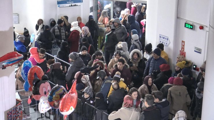 TÜRKİYE'nin önemli kış turizm merkezlerinden Uludağ'da hafta sonu yoğunluğu yaşanıyor