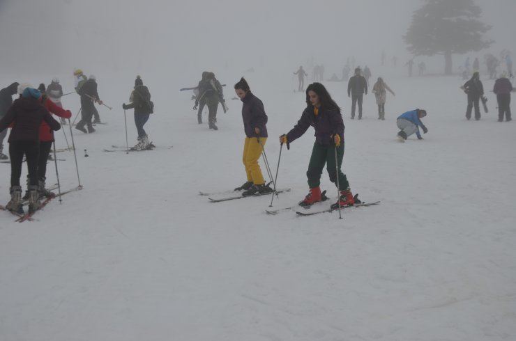 TÜRKİYE'nin önemli kış turizm merkezlerinden Uludağ'da hafta sonu yoğunluğu yaşanıyor