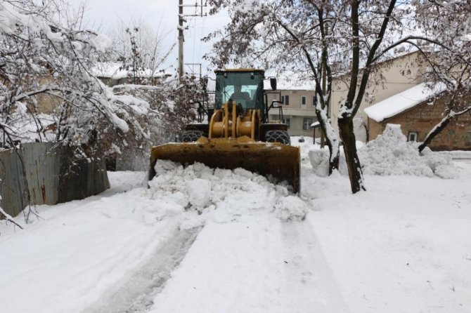Bingöl Belediyesinin karla mücadele çalışmasını aralıksız sürdüğü bildirildi.