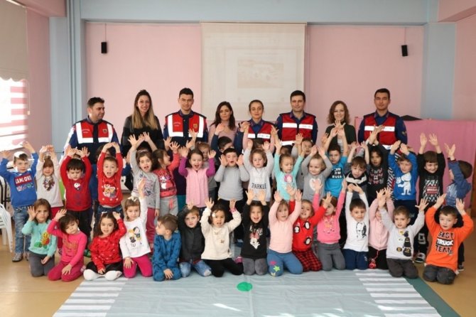 Edirne'de Edirne İl Jandarma Komutanlığınca miniklere trafik eğitimi verildi