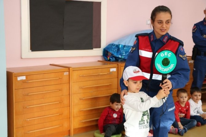 Edirne'de Edirne İl Jandarma Komutanlığınca miniklere trafik eğitimi verildi