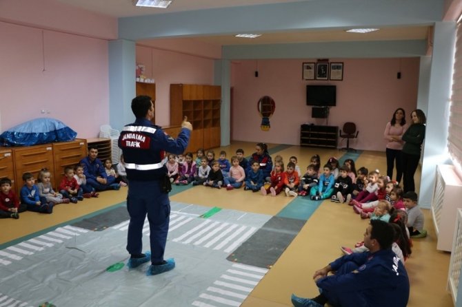 Edirne'de Edirne İl Jandarma Komutanlığınca miniklere trafik eğitimi verildi