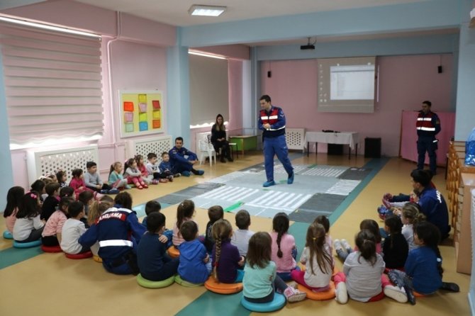 Edirne'de Edirne İl Jandarma Komutanlığınca miniklere trafik eğitimi verildi