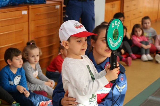 Edirne'de Edirne İl Jandarma Komutanlığınca miniklere trafik eğitimi verildi
