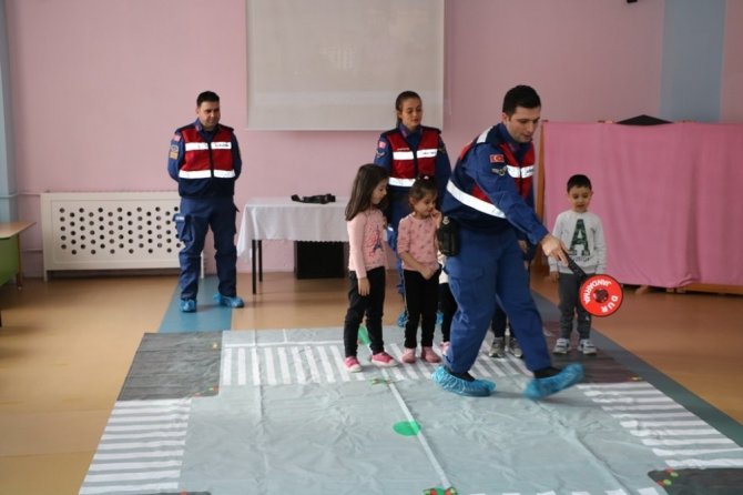 Edirne'de Edirne İl Jandarma Komutanlığınca miniklere trafik eğitimi verildi
