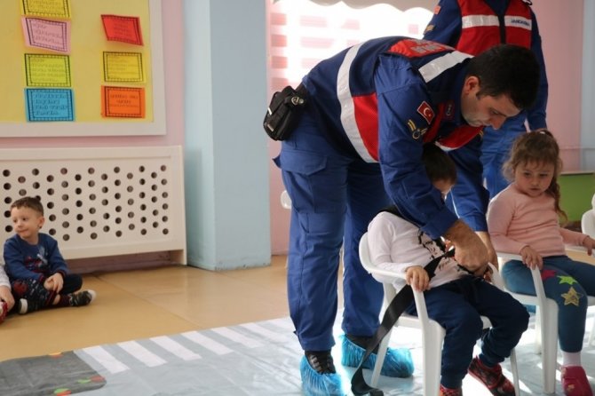 Edirne'de Edirne İl Jandarma Komutanlığınca miniklere trafik eğitimi verildi
