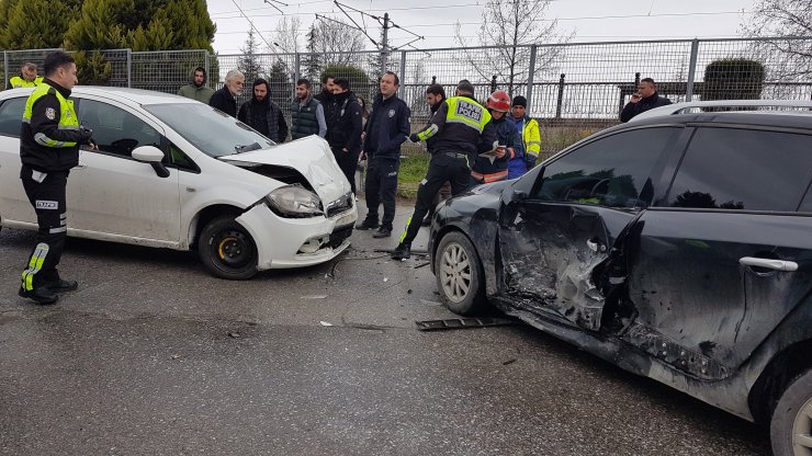 Sakarya'nın Sapanca ilçesinde iki otomobilin çarpışması sonucu 1 kişi yaralandı