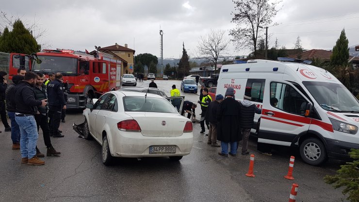 Sakarya'nın Sapanca ilçesinde iki otomobilin çarpışması sonucu 1 kişi yaralandı