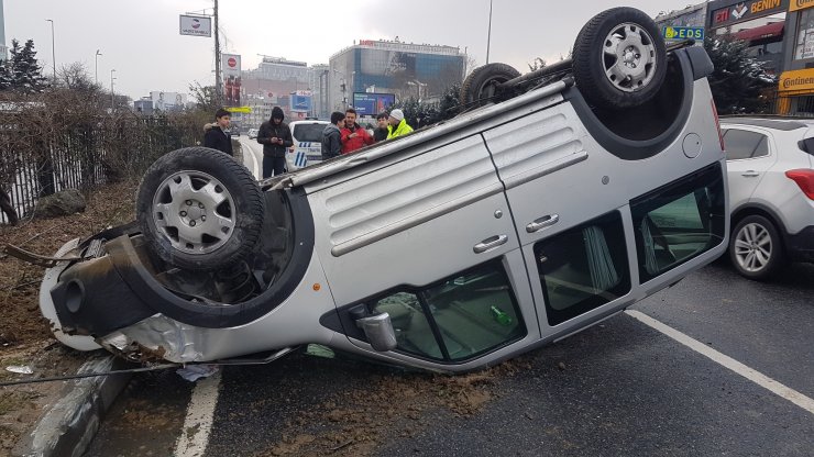 SARIYER'de, seyir halindeki otomobil kaygan yolda takla attı