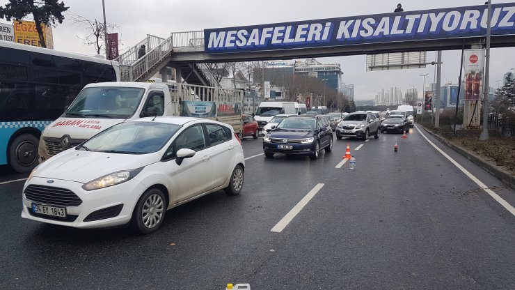 SARIYER'de, seyir halindeki otomobil kaygan yolda takla attı