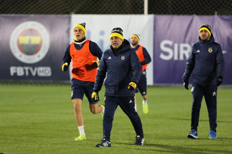 Antalya'da bulunan Fenerbahçe, günü çift antrenmanla tamamladı