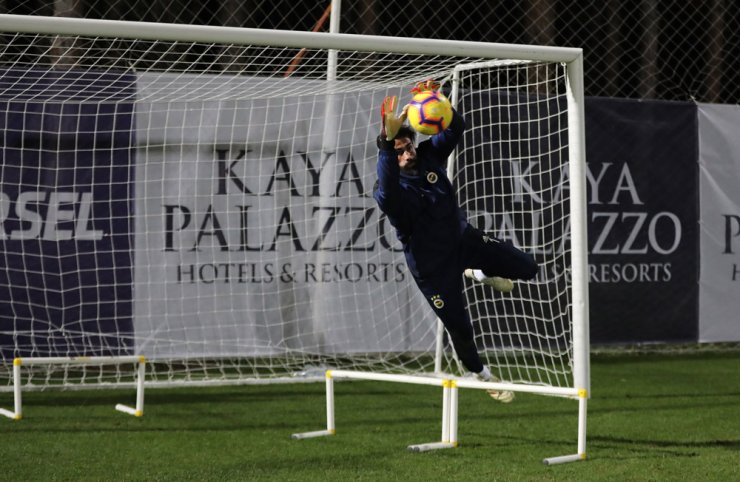 Antalya'da bulunan Fenerbahçe, günü çift antrenmanla tamamladı