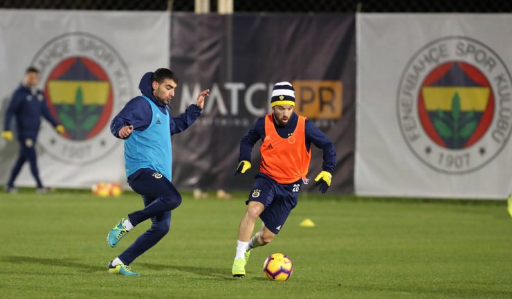 Antalya'da bulunan Fenerbahçe, günü çift antrenmanla tamamladı