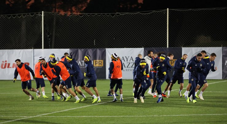 Antalya'da bulunan Fenerbahçe, günü çift antrenmanla tamamladı