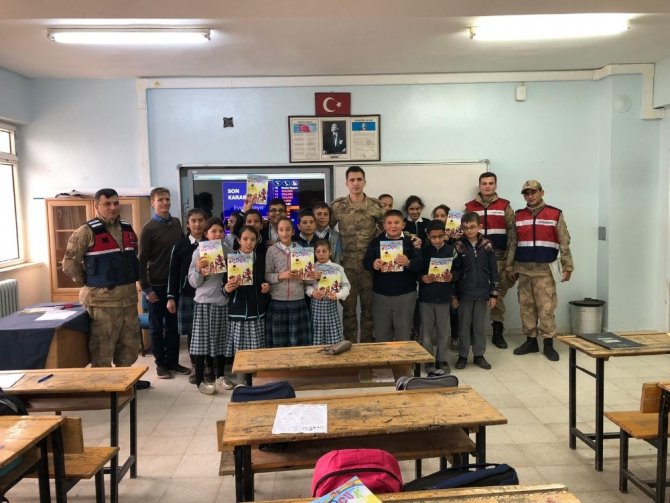 Kilis'te, çocuklara dergi dağıtan jandarma personeli öğrencilerin yoğun ilgisi ile karşılaştı