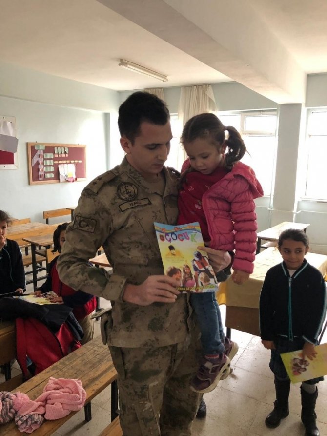 Kilis'te, çocuklara dergi dağıtan jandarma personeli öğrencilerin yoğun ilgisi ile karşılaştı