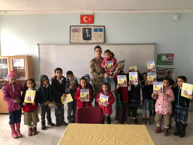 Kilis'te, çocuklara dergi dağıtan jandarma personeli öğrencilerin yoğun ilgisi ile karşılaştı