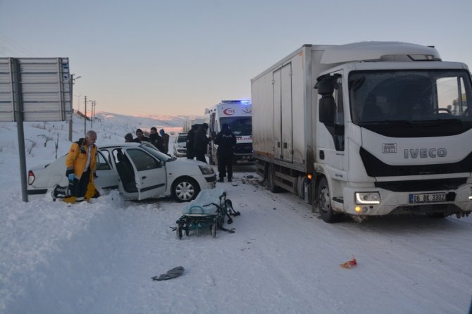 Sivas'ın Yıldızeli ilçesinde trafik kazası: 3 kişi yaralandı