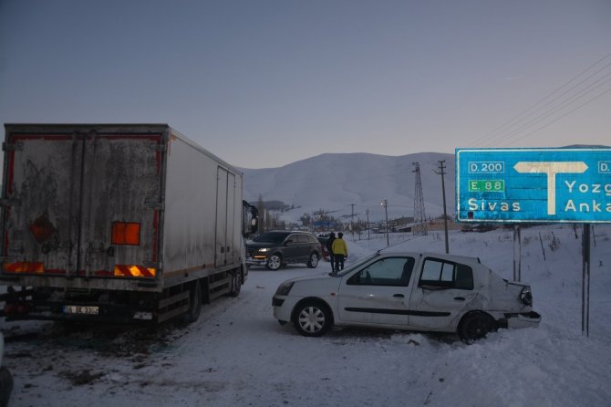 Sivas'ın Yıldızeli ilçesinde trafik kazası: 3 kişi yaralandı