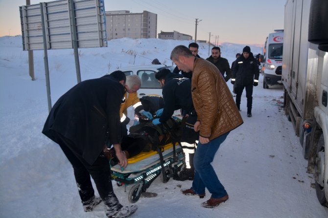 Sivas'ın Yıldızeli ilçesinde trafik kazası: 3 kişi yaralandı
