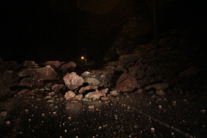 Antalya'nın Serik ilçesinde üç mahalleyi birbirine bağlayan yolda heyelan meydana geldi