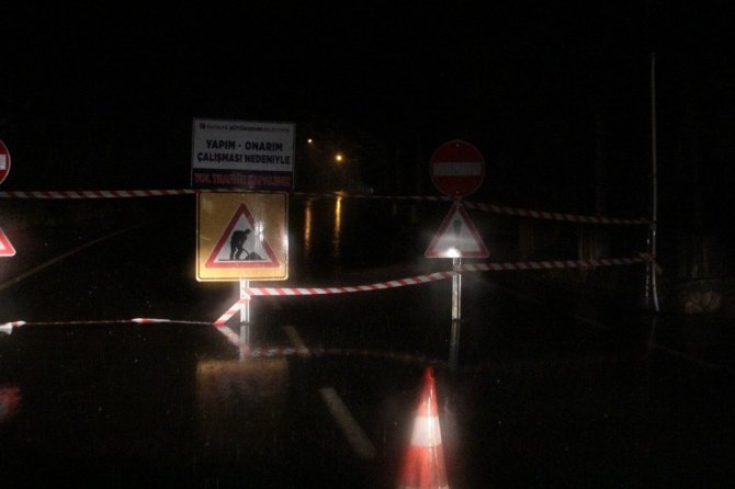 Antalya'nın Serik ilçesinde üç mahalleyi birbirine bağlayan yolda heyelan meydana geldi