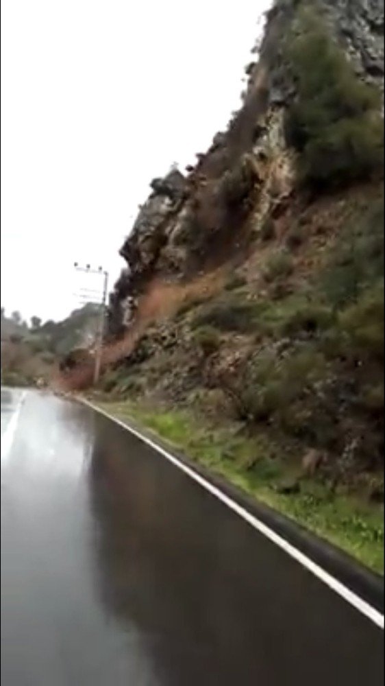 Antalya'nın Serik ilçesinde üç mahalleyi birbirine bağlayan yolda heyelan meydana geldi