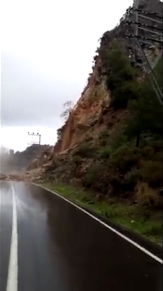 Antalya'nın Serik ilçesinde üç mahalleyi birbirine bağlayan yolda heyelan meydana geldi