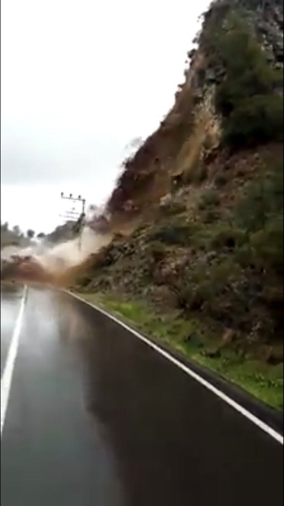 Antalya'nın Serik ilçesinde üç mahalleyi birbirine bağlayan yolda heyelan meydana geldi