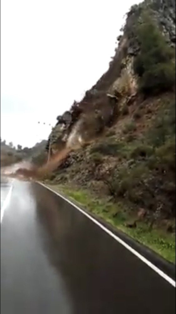 Antalya'nın Serik ilçesinde üç mahalleyi birbirine bağlayan yolda heyelan meydana geldi