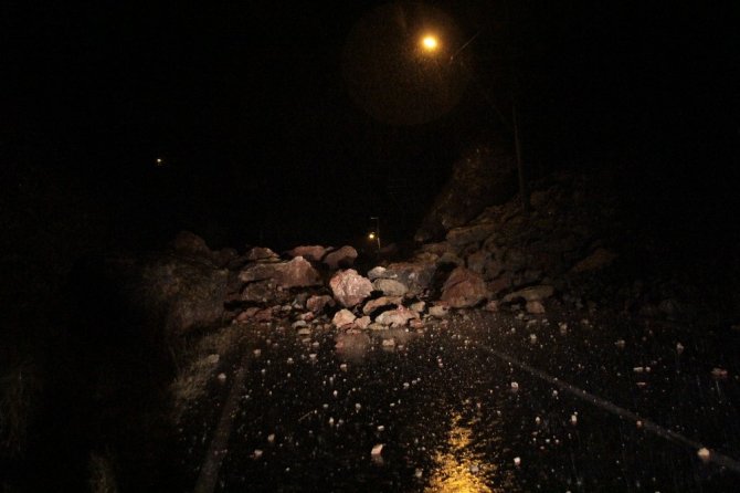 Antalya'nın Serik ilçesinde üç mahalleyi birbirine bağlayan yolda heyelan meydana geldi