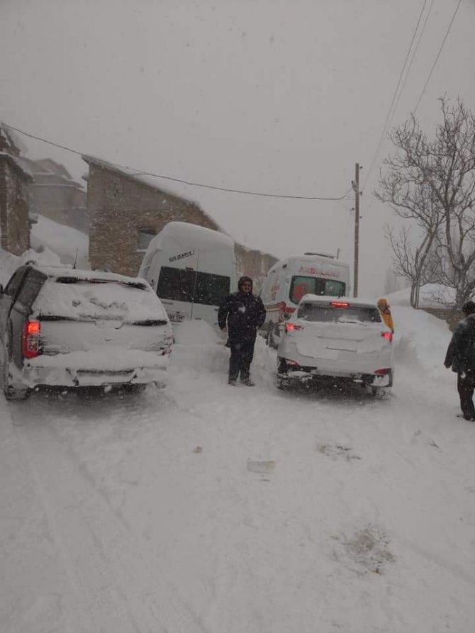 Bahçesaray’da tansiyon ve şeker hastası kadın 1 saatlik çalışma sonucu hastaneye ulaştırıldı