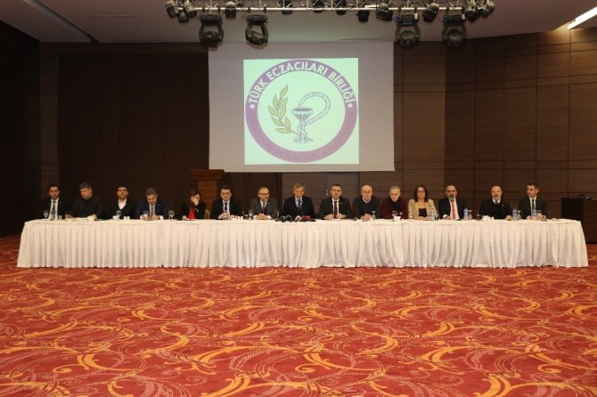 "Bitkisel ilaçlar ve gıda takviyeleri eczacıların inisiyatifine bırakılmalı"