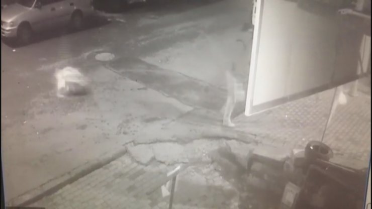 Kağıthane'de lodos çatı uçurdu, bir kişi molozların altında kalmaktan son anda kurtuldu