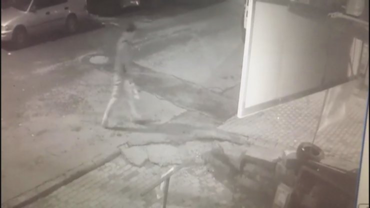 Kağıthane'de lodos çatı uçurdu, bir kişi molozların altında kalmaktan son anda kurtuldu