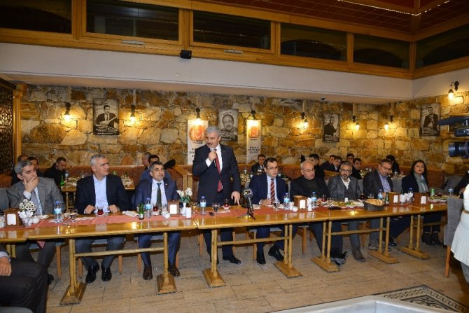 Vali Akın, 2 günde 2 cemiyetin gazeteciler günü programında basın çalışanları ile bir araya geldi