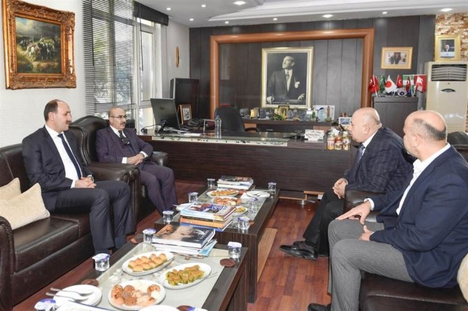 Vali Demirtaş: "Adana’da, ürün çeşitliliği ve üretim kapasitesinin artmasını hedefliyoruz"