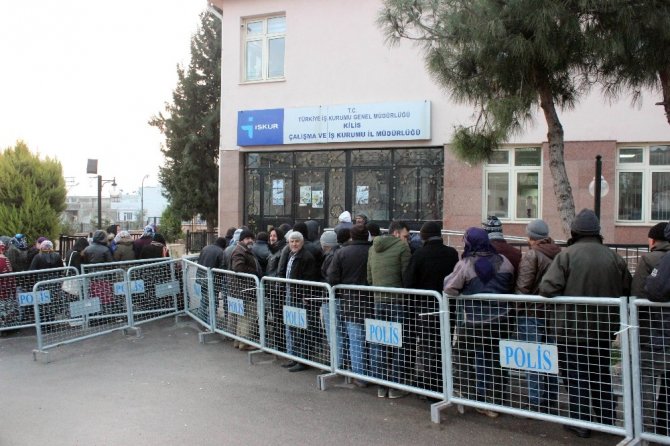 Kilis’te 6 aylık geçici iş için uzun kuyruklar oluştu