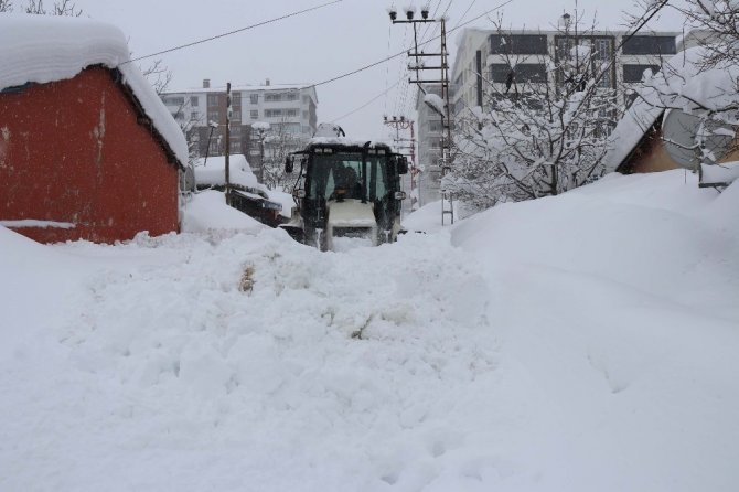Yoğun kar yağışı nedeniyle 173 köy yolu ulaşıma kapandı
