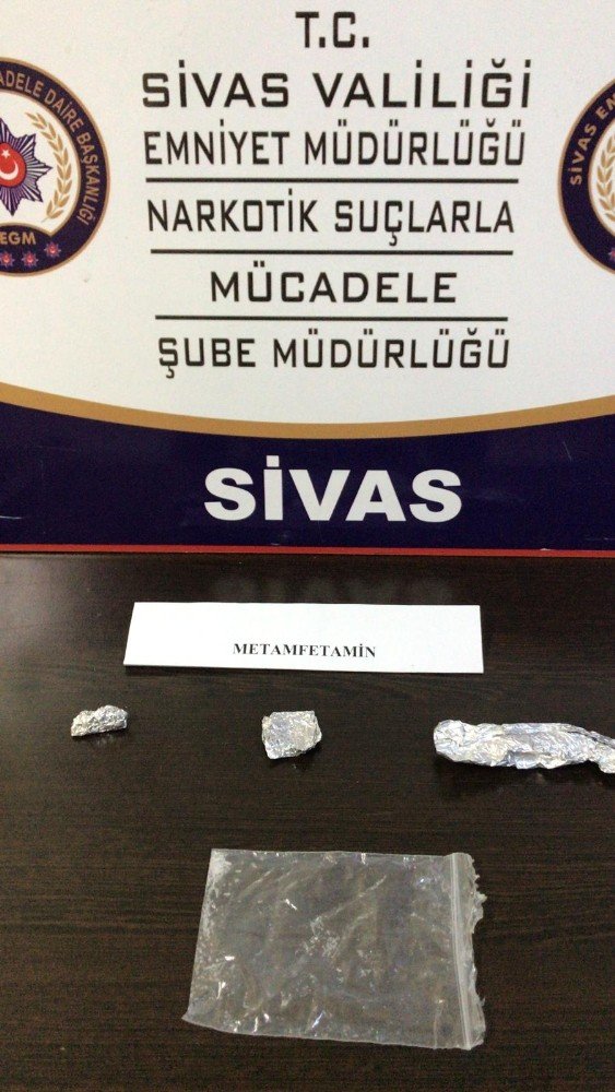Sivas'ta emniyet güçleri 13 kişi hakkında uyuşturucu kullandıkları ve sattıkları gerekçesi ile işlem yapıldı