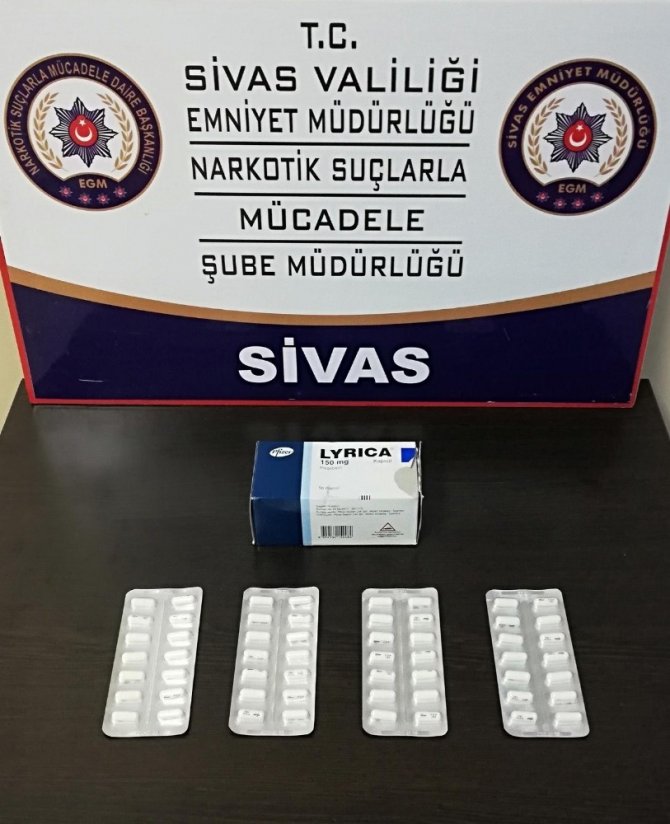 Sivas'ta emniyet güçleri 13 kişi hakkında uyuşturucu kullandıkları ve sattıkları gerekçesi ile işlem yapıldı