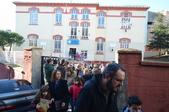 Karne heyecanında gazeteciler okula alınmadı