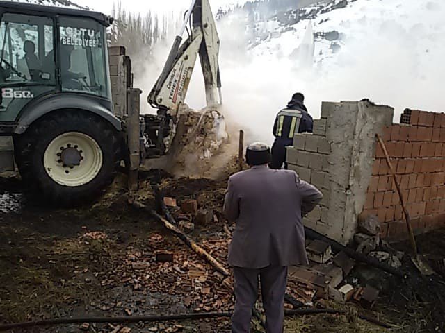 Dokuzdeğimen köyünde Ahırda çıkan yangın korkuttu